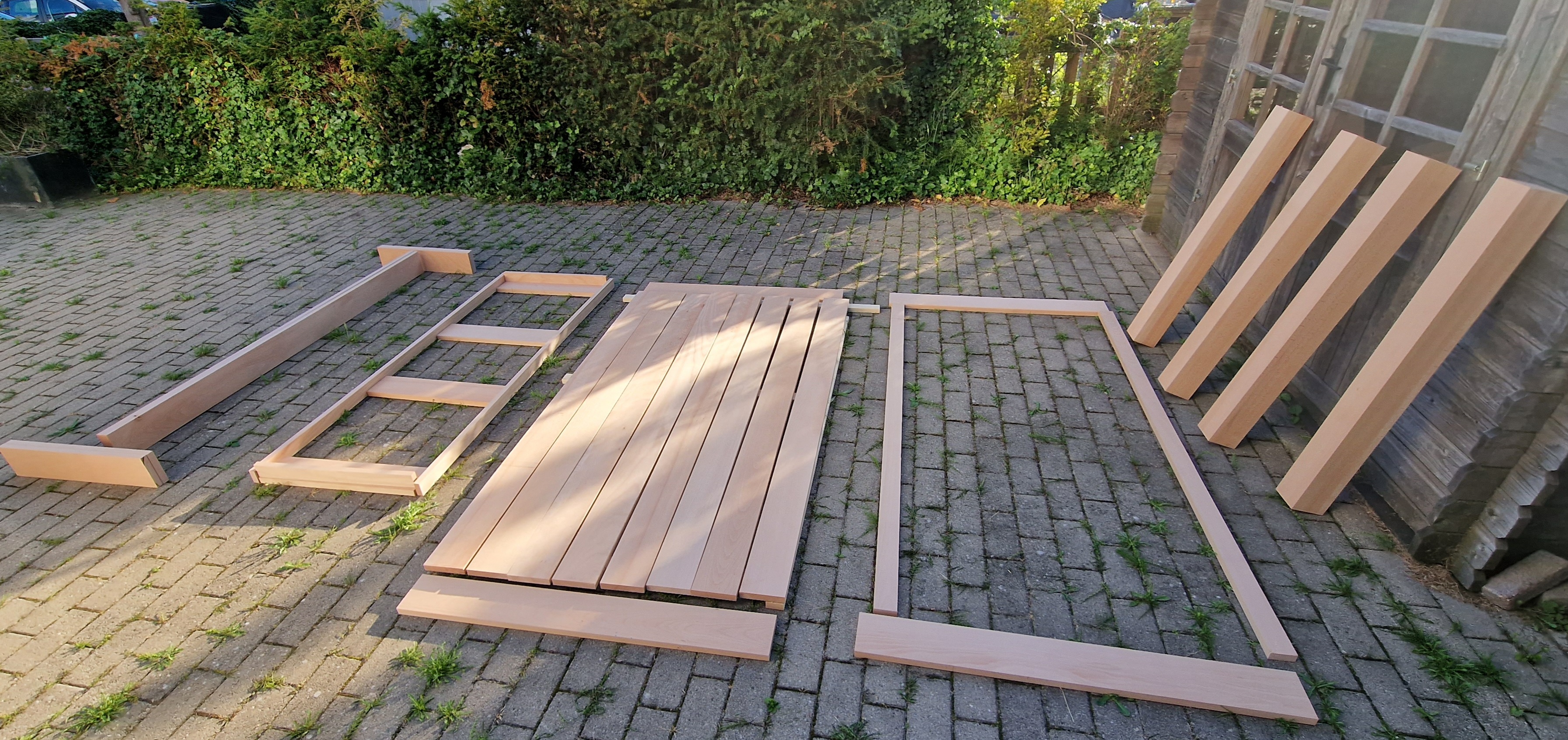 De tafel is compleet.