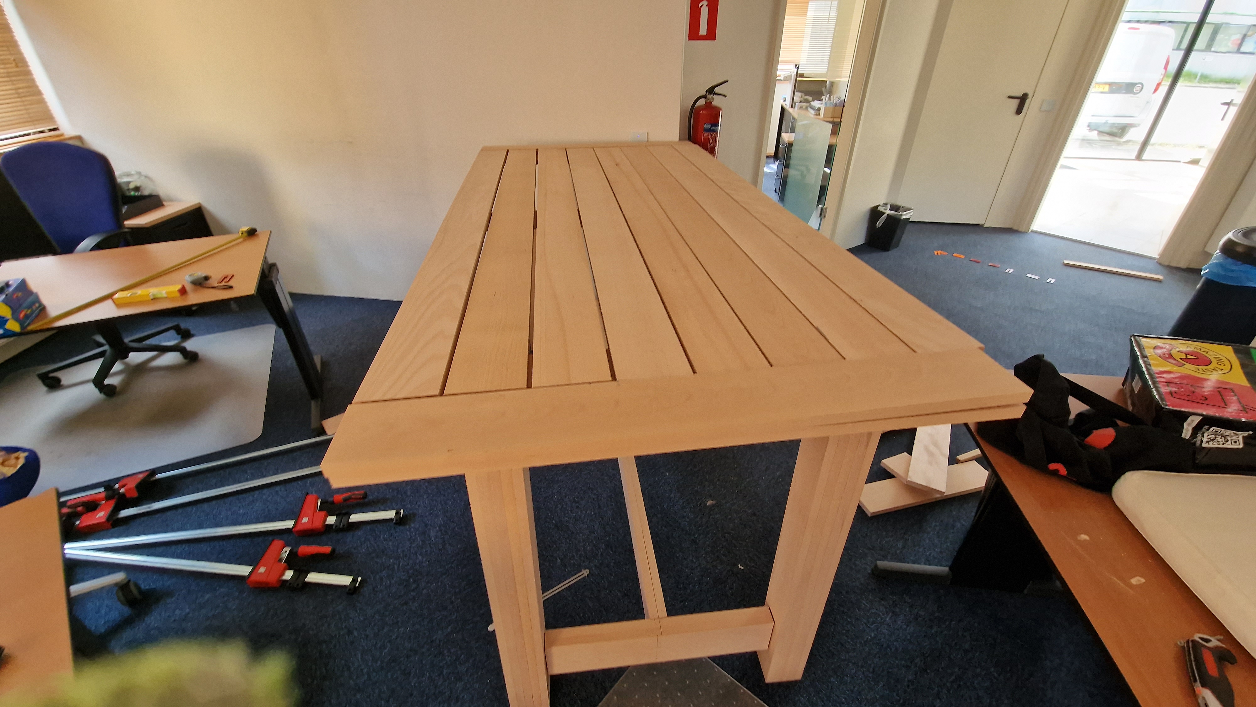De tafel krijgt vorm.