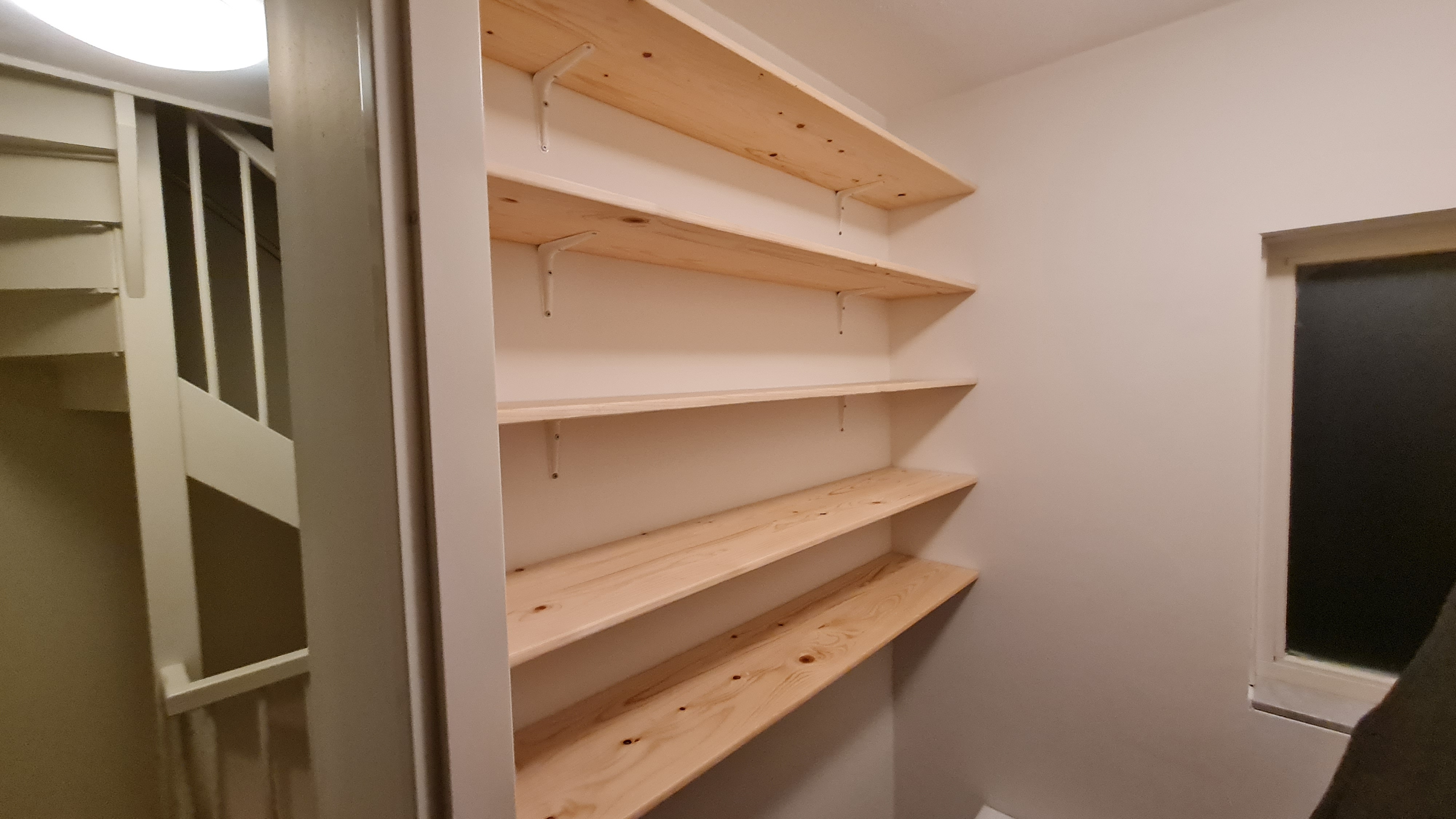 De planken hangen.