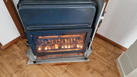 Brandende gaskachel na schoonmaak